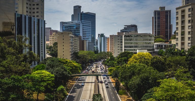 Tradycyjnie czy przez Internet?